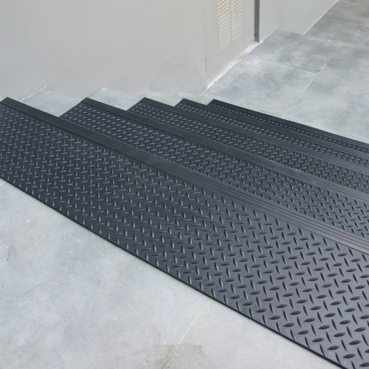 diamond plate stair nosing manufacturing